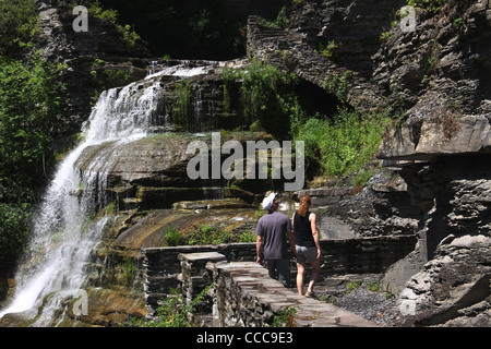 Les randonneurs du sentier Cascade à pont Robert H Treman State Park Ithaca Banque D'Images