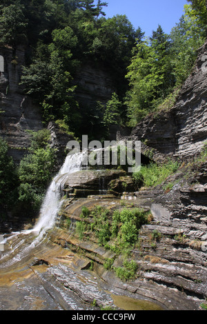 Les randonneurs du sentier Cascade à pont Robert H Treman State Park Ithaca Banque D'Images