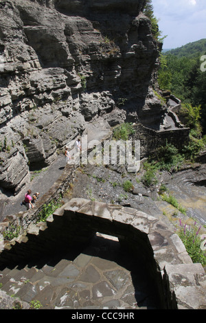 Les randonneurs du sentier Cascade à pont Robert H Treman State Park Ithaca Banque D'Images