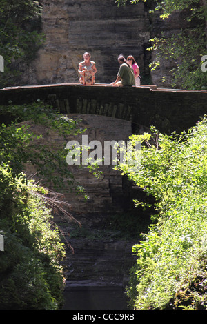 Les randonneurs du sentier Cascade à pont Robert H Treman State Park Ithaca Banque D'Images