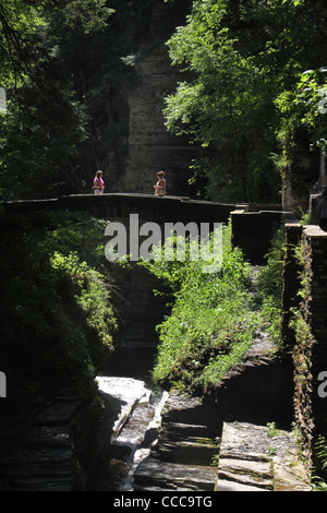 Les randonneurs du sentier Cascade à pont Robert H Treman State Park Ithaca Banque D'Images