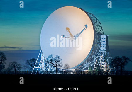 Le géant Mk1A Jodrell Bank Lovell radio Telescope illuminé la nuit, près de la chapelle Holmes, Cheshire, Angleterre, Royaume-Uni Banque D'Images