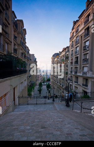 Paris, France. Une rue de Montmartre au crépuscule avec la ville en arrière-plan. Banque D'Images