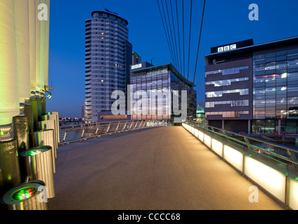 Passerelle Media City et BBC Studios de MediaCityUK la nuit, Salford, Greater Manchester, Angleterre, RU Banque D'Images