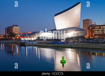 Imperial War Museum (Nord) dans la nuit, Salford Quays, Manchester, Angleterre, RU Banque D'Images