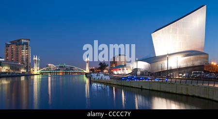 Imperial War Museum (Nord) dans la nuit, Salford Quays, Manchester, Angleterre, RU Banque D'Images
