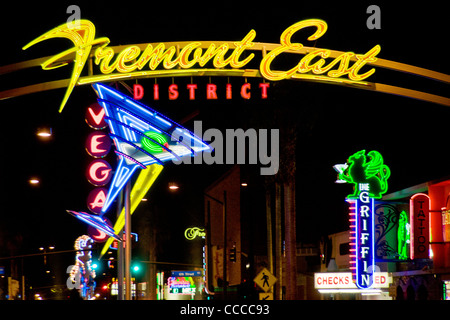 Un verre de martini géant en néon bleu sur Fremont Street Las Vegas, NV, est partie de l'enseigne au néon "Fremont Street Experience". Banque D'Images