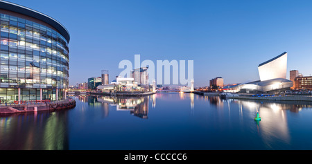 Les studios de la BBC Media City, Lowry Centre & Passerelle et Imperial War Museum (Nord) dans la nuit, Salford Quays, Manchester, Angleterre Banque D'Images