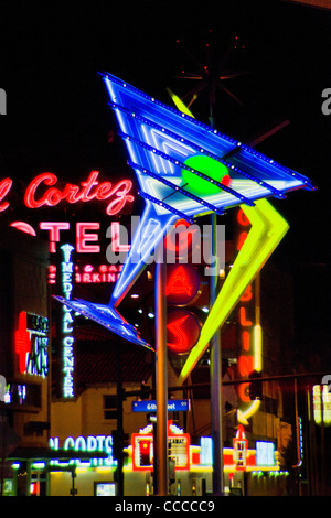 Un verre de martini géant en néon bleu décore dans Fremont Street Las Vegas, NV, une partie de l'enseigne au néon "Fremont Street Experience". Banque D'Images