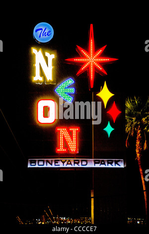 Fait à partir de la célèbre enseigne lumineuse, le néon Boneyard Park sur Las Vegas Boulevard, à Las Vegas, NV, préserve les signes de la ville. Banque D'Images