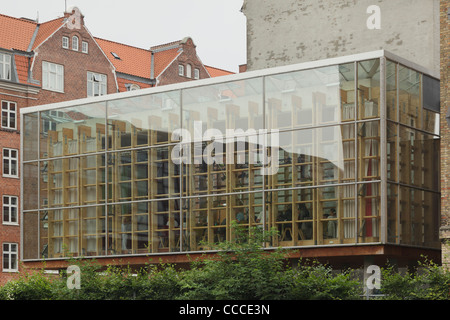 Kvarterhuset Holmbladsgade, un ancien siècle Imprimer Usine avec une extension en bois et verre contemporain, abrite un Banque D'Images