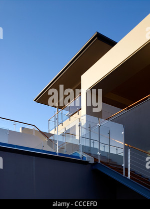 Maison à Manley, Sydney, Australie, par Assemblage - Peter Chivers, Architecte, toit, balcon et escalier Banque D'Images