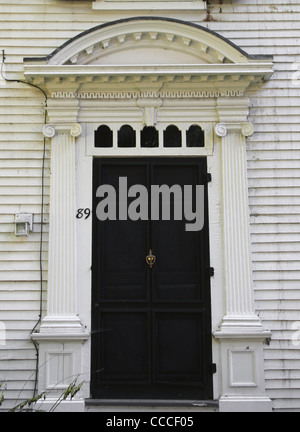 Détail de l'entrée d'une maison dans la ville historique de Deerfield, un National Historic Landmark Village Banque D'Images