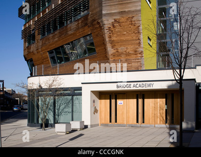 L'Académie forme un environnement interactif d'apprentissage de niveau 7 dans un centre-ville dense le long de la Multi Site Ethniques Banque D'Images