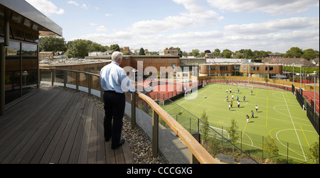 Terrasse sur le toit - un nouveau co-éducative de l'école secondaire complète dans le département du Nord-Est Banque D'Images