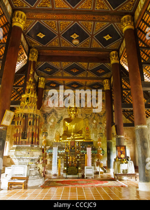 L'intérieur du hall principal du Wat Nong Bua à Nan province Banque D'Images