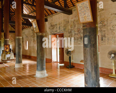 L'intérieur du hall principal du Wat Nong Bua à Nan province Banque D'Images