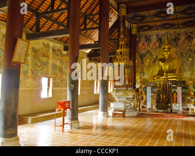 L'intérieur du hall principal du Wat Nong Bua à Nan province Banque D'Images