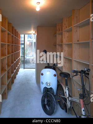 Près de HOUSE, TOKYO, LE MONT FUJI ARCHITECTS 2010 ENTRÉE DE BLOC AVEC scooter et moto Banque D'Images