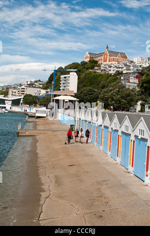 Groupe de filles à passer le bateau jette au Clyde Quay Boat Harbour par défilé Oriental, Wellington, Nouvelle-Zélande. Banque D'Images