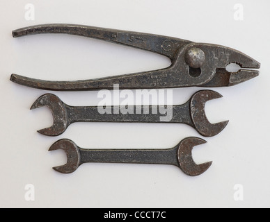 Une antique metal tool set composé d'une paire de clés polygonales ouvertes et quelques pliars. Banque D'Images