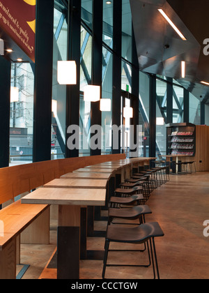 Kevin Allsop Architectes Konditor et Cook St Mary Axe le Gherkin London Meubles conçus dans le cadre du Cafe Par Kevin Allsop Banque D'Images