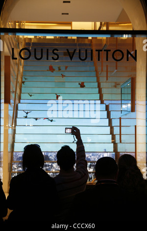 Louis Vuitton shop fenêtre sur la rue Via Condotti à Rome Italie pendant la nuit Banque D'Images