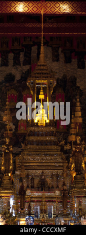 Le Bouddha d'Emeraude dans Wat Phra Kaew au motif du Grand Palais à Bangkok, Thaïlande Banque D'Images