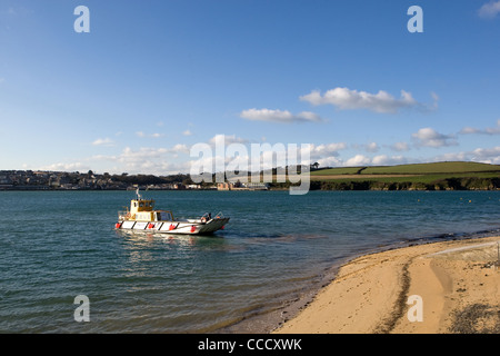 Le Rock à Padstow de passagers arrive à la plage de Rock, Cornwall sur une journée ensoleillée winters Banque D'Images