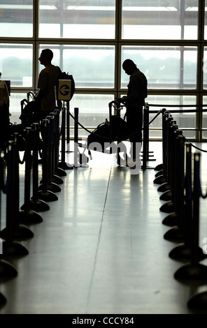 Les passagers dans l'aéroport de Gatwick terminal Nord. Photo par James Boardman. Banque D'Images