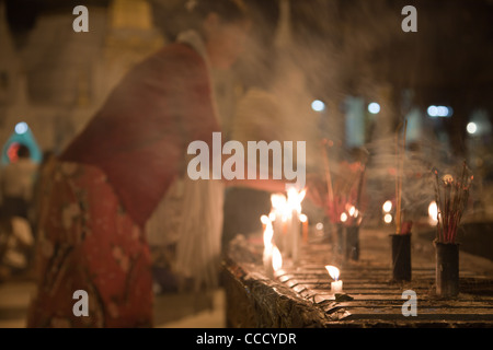 Le plus grand temple bouddhiste de la pagode Shwedagon à prier avec éclairage de nuit, les gens bouddhistes Rangoon, Birmanie. Banque D'Images