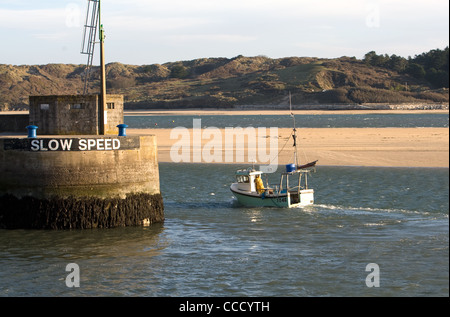 Un bateau de pêche quitte le port de Padstow, Cornwall. Banque D'Images