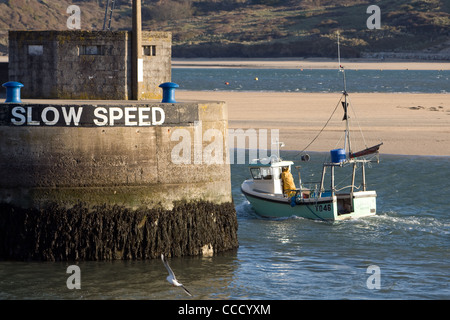 Un bateau de pêche quitte le port de Padstow, Cornwall. Banque D'Images