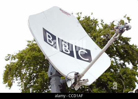 BBC antenne satellite transmettant à partir d'un car régie. Photo par James Boardman. Banque D'Images