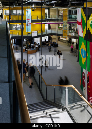 Avec un atrium pleine hauteur au coeur de la construction Three-Story, la vie sociale de l'école tourne autour de Banque D'Images