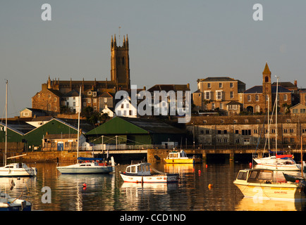 Le port de Penzance, Cornwall Ouest montrant la zone de cale sèche et de Saint Mary's Parish Church. Banque D'Images