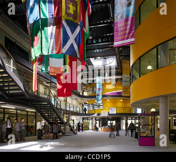 Avec un atrium pleine hauteur au coeur de la construction Three-Story, la vie sociale de l'école tourne autour de Banque D'Images