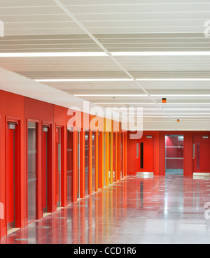 BBC - PHASE 2, ID:SR/SHEPPARD ROBSON, Londres, 2010, l'espace intérieur avec des murs colorés Banque D'Images