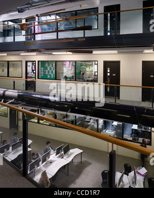 Avec un atrium pleine hauteur au coeur de la construction Three-Story, la vie sociale de l'école tourne autour de Banque D'Images