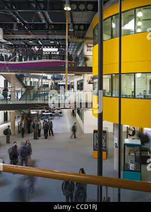 Avec un atrium pleine hauteur au coeur de la construction Three-Story, la vie sociale de l'école tourne autour de Banque D'Images