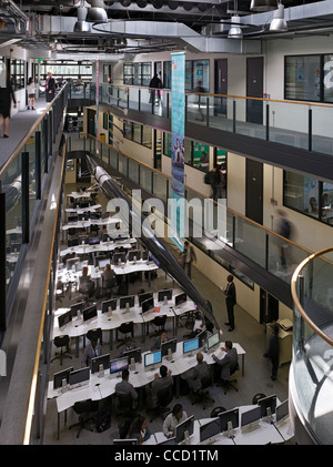 Avec un atrium pleine hauteur au coeur de la construction Three-Story, la vie sociale de l'école tourne autour de Banque D'Images