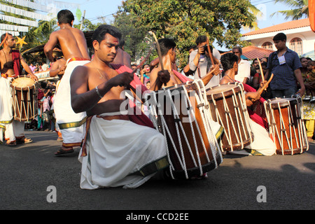 Tambours traditionnels Kerala pendant le carnaval de Cochin Banque D'Images