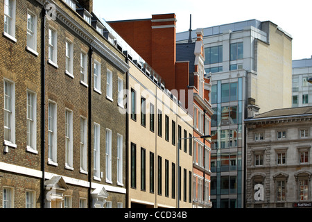 Un Southampton Row, SHEPPARD ROBSON, Londres, 2010, vue extérieure le long de façades terrasse montrant différentes Banque D'Images