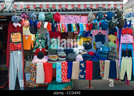 Un vêtement lumineux stand à arts & crafts market à Ljubljana, Slovénie. Banque D'Images