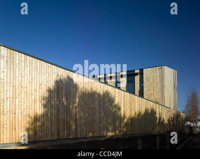 Le WOODLAND TRUST AC Feilden Clegg Bradley STUDIOS GRANTHAM NOV 2010 ALTITUDE DE L'EST AVEC LES OMBRES DES ARBRES Banque D'Images