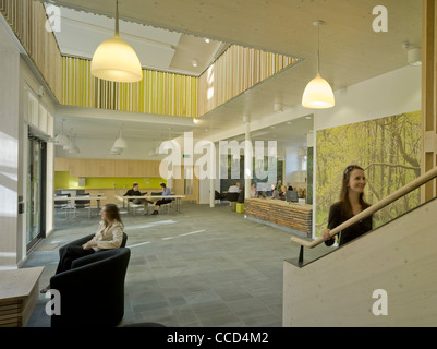 Le WOODLAND TRUST AC Feilden Clegg Bradley STUDIOS GRANTHAM NOV 2010 L'ESPACE DE RÉCEPTION ET DE L'ESCALIER Banque D'Images