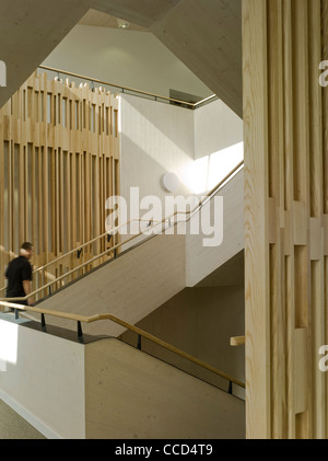 Le WOODLAND TRUST AC Feilden Clegg Bradley STUDIOS GRANTHAM NOV 2010 DÉTAIL ESCALIER ET AU DEUXIÈME ÉTAGE Banque D'Images