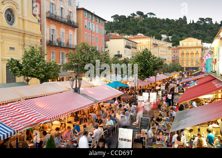Crépuscule sur le Cours Saleya, une corne d'open air des cafés et un marché de produits frais Nice sur la côte méditerranéenne de la France Banque D'Images