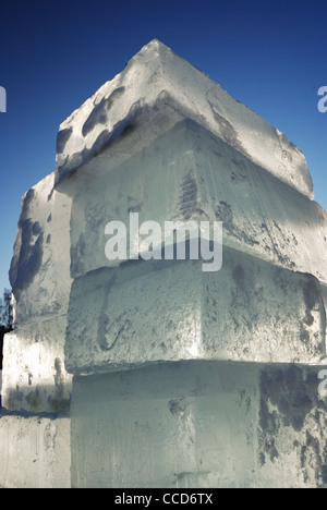 Gros blocs de glace translucide au soleil : les préparatifs pour le festival des sculptures en glace Banque D'Images