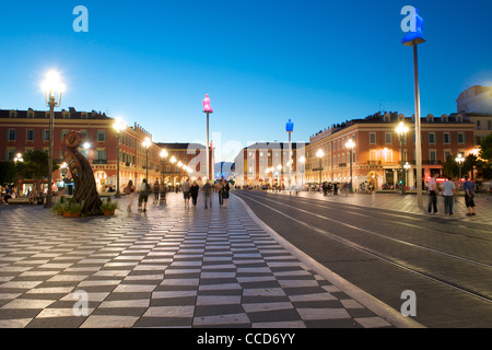 Crépuscule sur la Place Masséna et Les Galeries Lafayette à Nice sur la côte méditerranéenne, dans le sud de la France. Banque D'Images